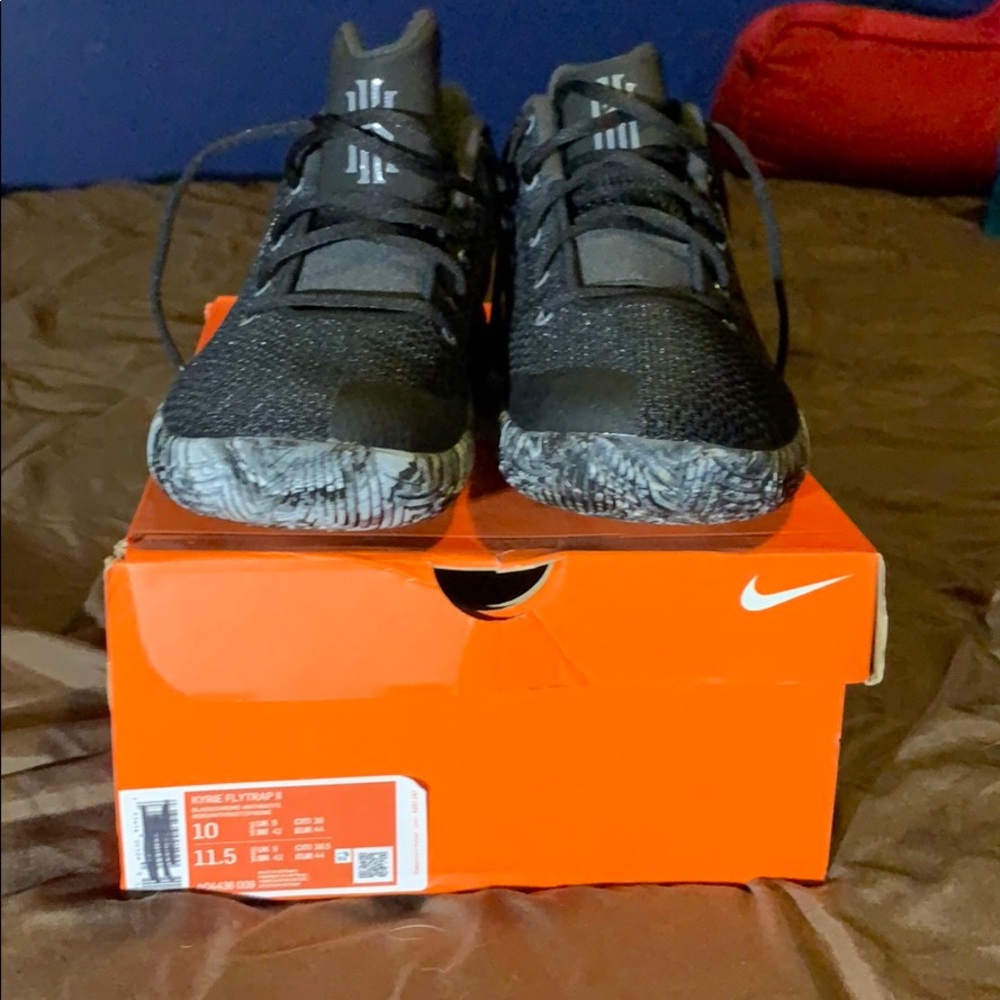 Nike Kyrie Flytrap II size 10